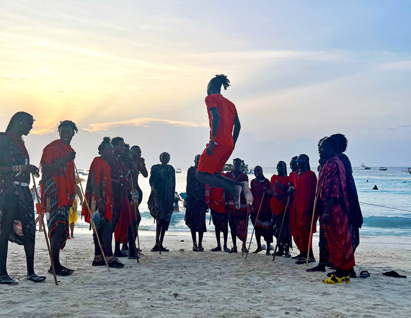 Reunión de masáis en la playa de Nungwi en Zanzíbar