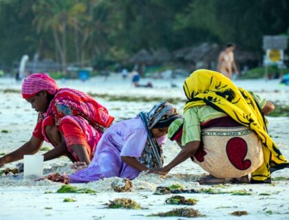 Mujeres en la playa de Paje.