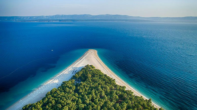 Playa del Cuerno de Oro de la isla de Bol, en Croacia. 