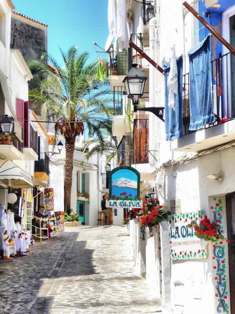 Calle con tiendas en Ibiza