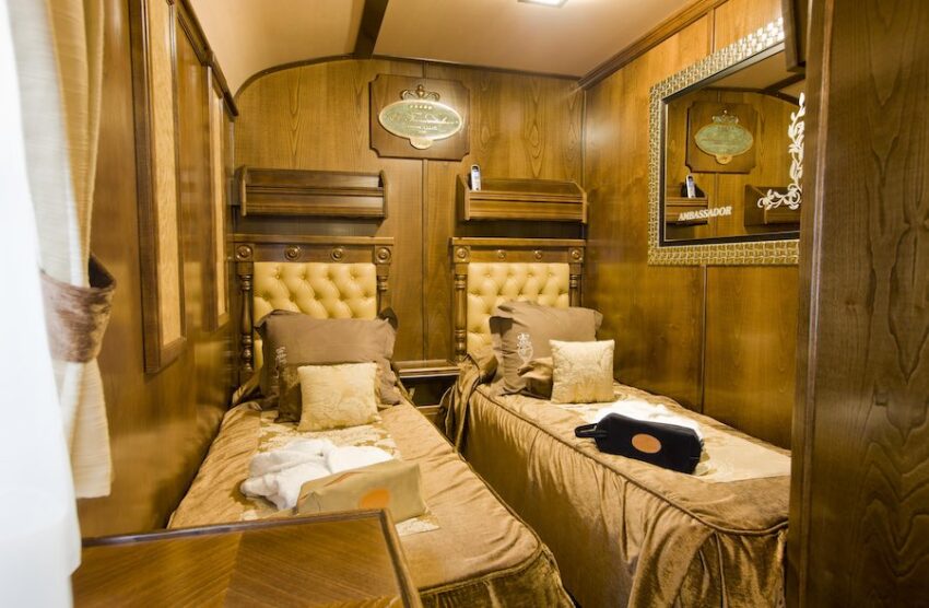 Suite con dos camas en el Transcantábrico.
