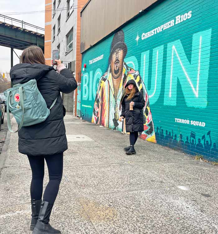 Fotos delante del grafiti de Big Pun en el Bronx.