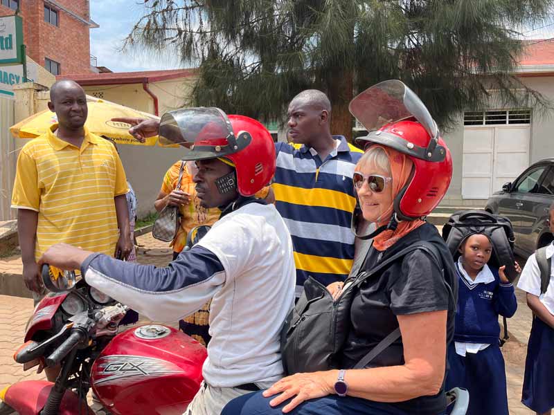 Sania en moto-taxi por Kigali en Ruanda