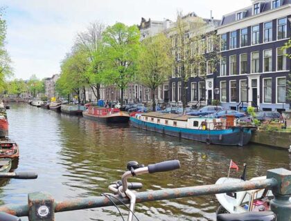Canal en el centro de Ámsterdam.