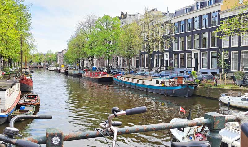 Canal en el centro de Ámsterdam. 