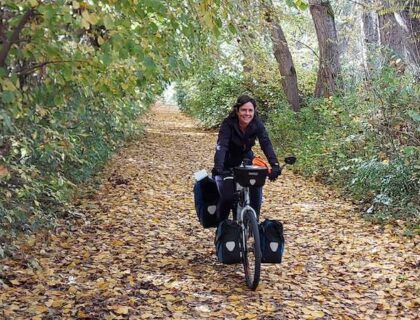 Marta Vázquez en bicicleta en uno de sus viajes.
