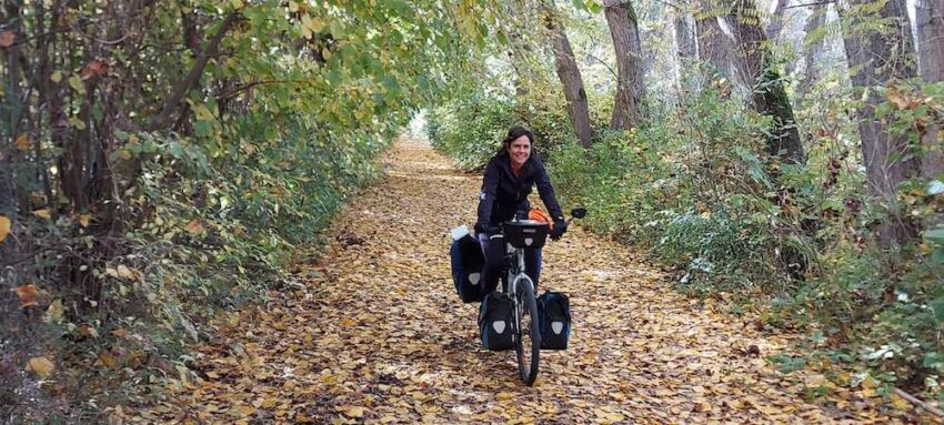Marta Vázquez en bicicleta en uno de sus viajes. 
