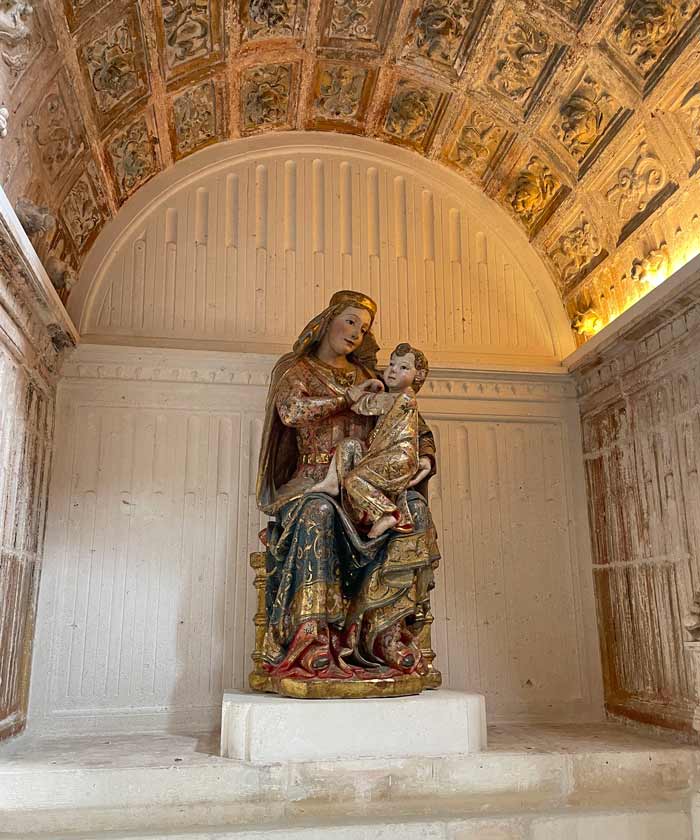 Escultura de la Vírgen con el Niño en la capilla renacentista de La Presentación.