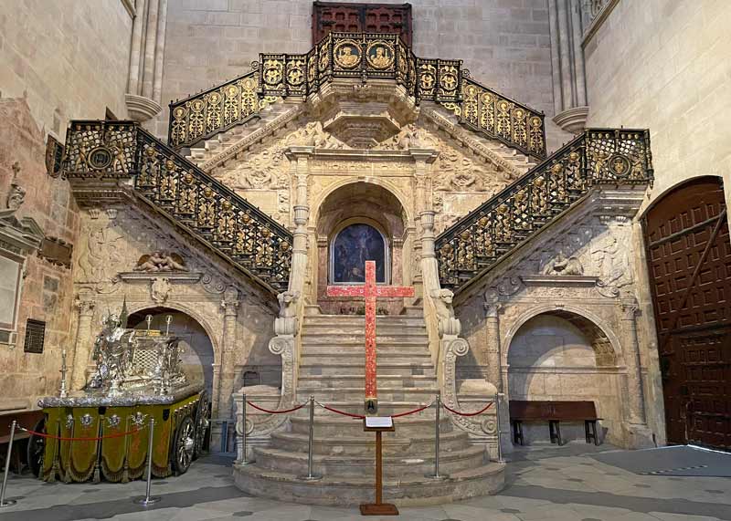 La escalera Dorada de la catedral de Burgos.