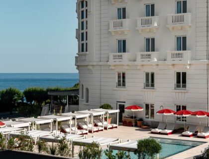 Piscina del hotel Regina Biarritz.