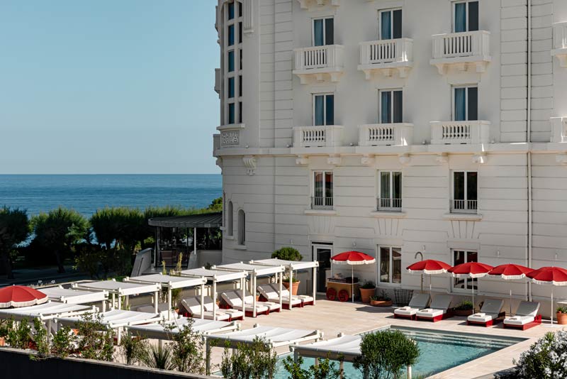 Piscina del hotel Regina Biarritz. 