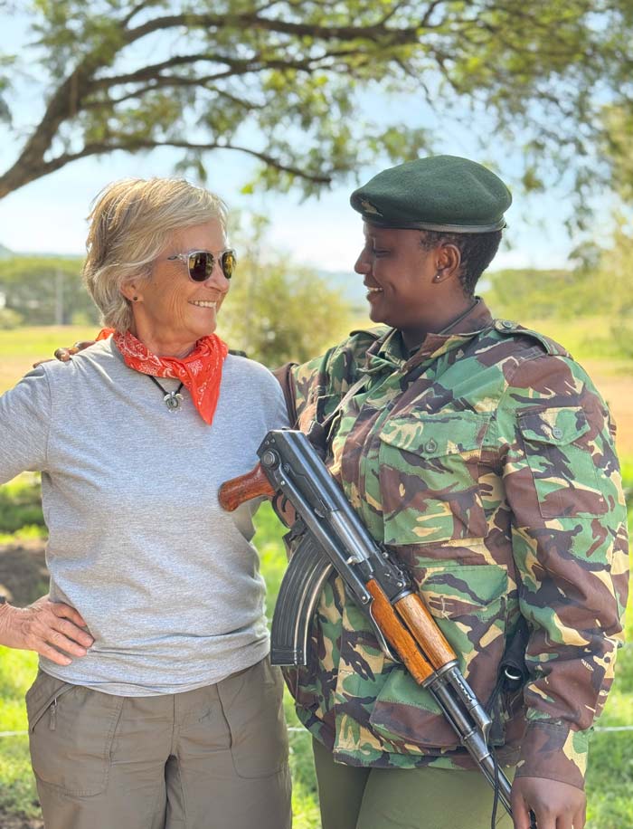 Sania con una de las rangers de su safari por Kenia.