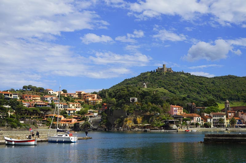 Imagen de Collioure con el fuerte de San Telmo en lo alto.