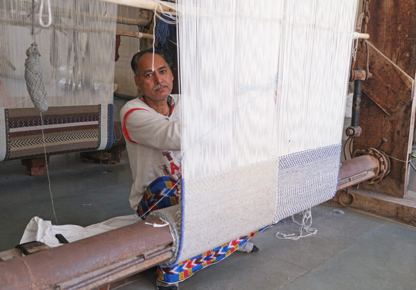 Artesano en Jal Mahal Textil & Carpets. 
