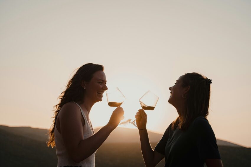 Dos mujeres brindan. 