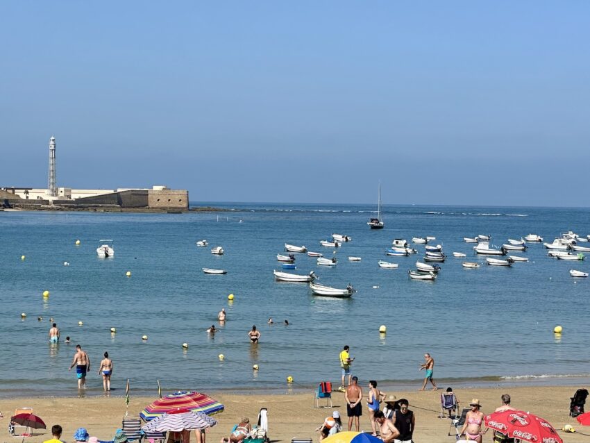 Playa de la Caleta en verano