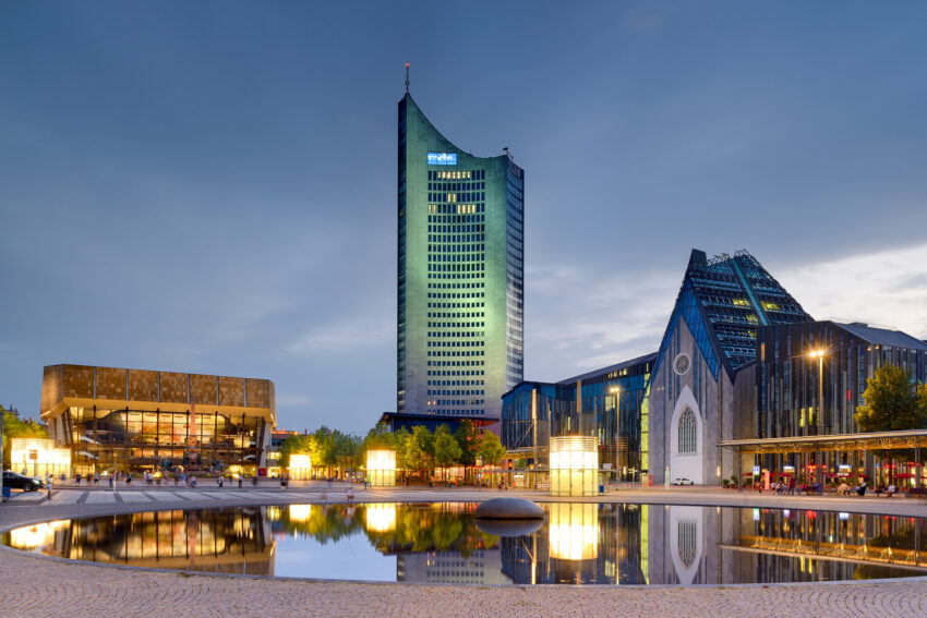 Gewandhaus, Torre Panorama y Universidad en la Plaza de Augusto en Leipzig. 