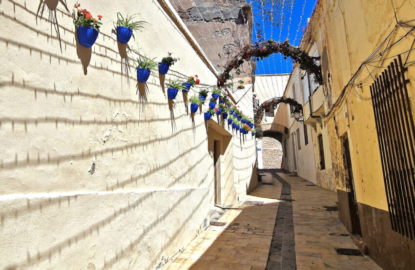 Calle de San Miguel, en la parte antigua de Melilla. 