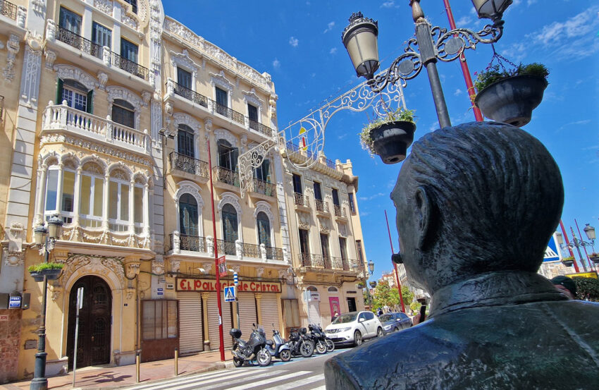 Edificio Melul y estatua del arquitecto  Enrique Nieto. 