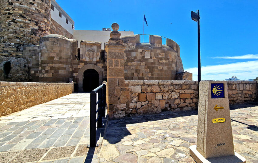 Puerta de Santiago y mojón del Camino de Santiago.
