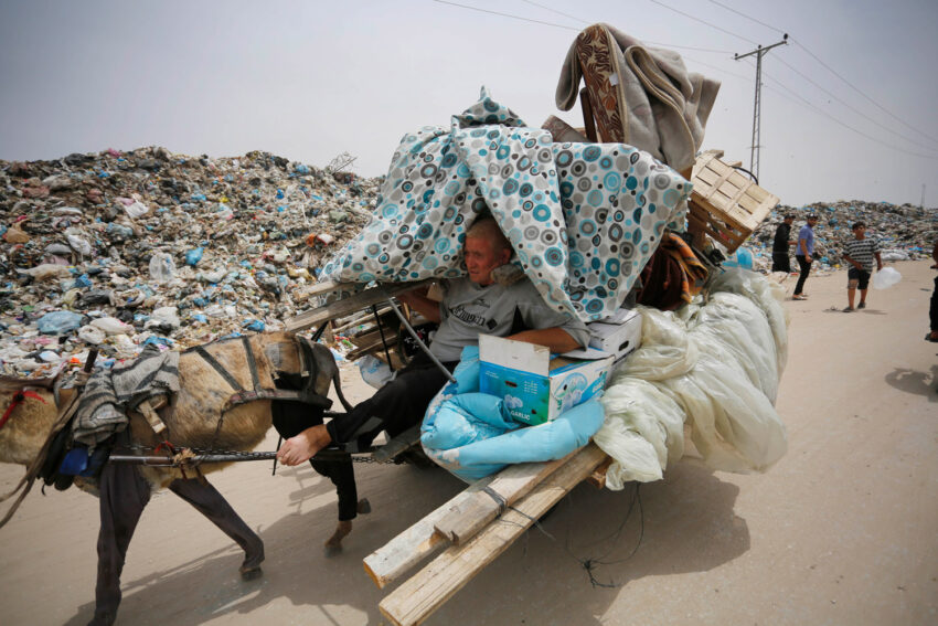 Con el inicio de la incursión militar israelí en Rafah, alrededor de 1,4 millones de personas fueron desplazadas de la noche a la mañana, obligadas a huir de nuevo con lo poco que podían llevar consigo, mayo de 2024. 
