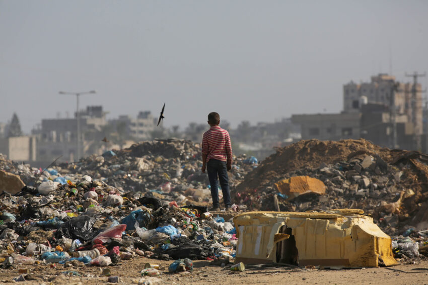 UNRWA gestiona la recogida de residuos para frenar la propagación de enfermedades en medio del hacinamiento, el calor y la escasez de suministros médicos, junio de 2024. 