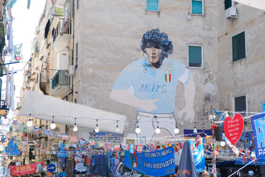 Mural de Maradona en el Barrio Español.