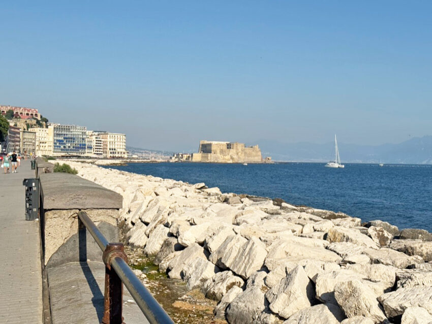 El Castel dell’Ovo desde Lungomare.
