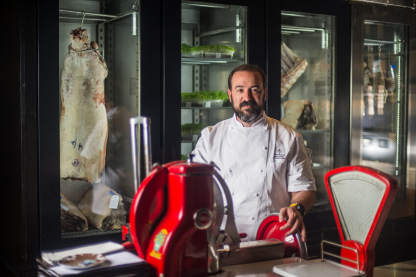 Juan Gafuri con las carnes maduradas del Restaurante Elena.