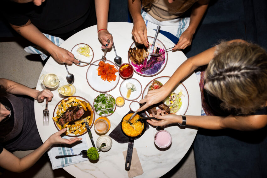 La ecléctica mesa de Narda Comedor.