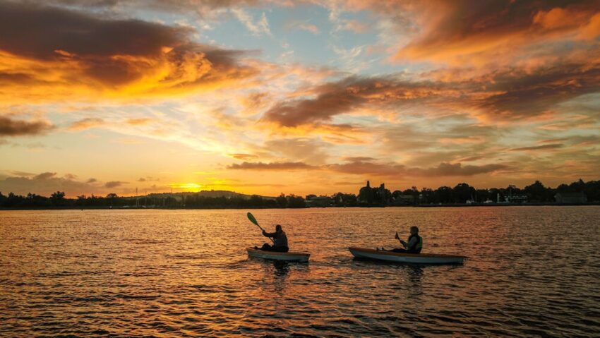 Paseo en kayak por Lough Derg al atardecer.