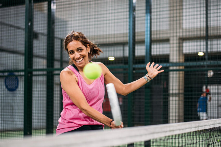 mujer jugando al padel