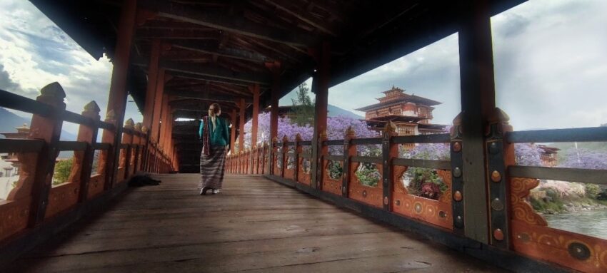 Puente cubierto de madera que lleva al Punakha Dzong, una fortaleza-monasterio  conocida como el "Palacio de la Gran Felicidad”.